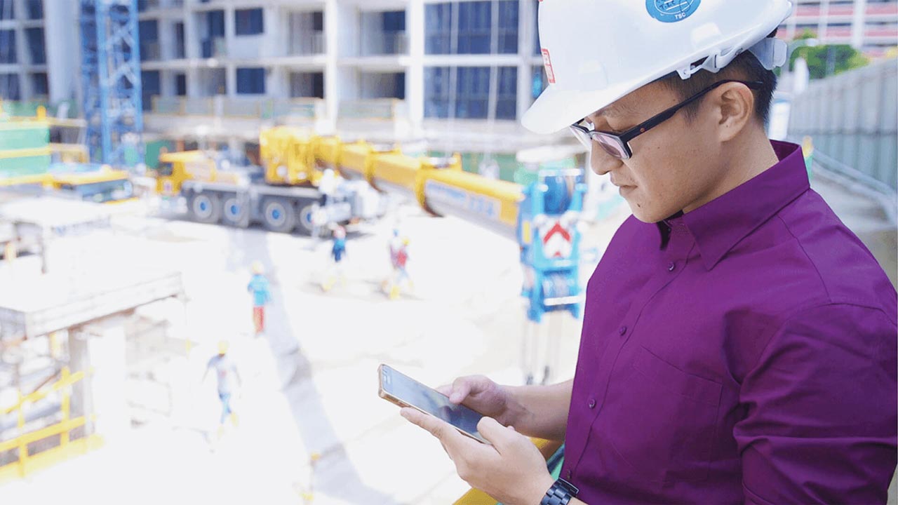 Novade header image mobile user on site