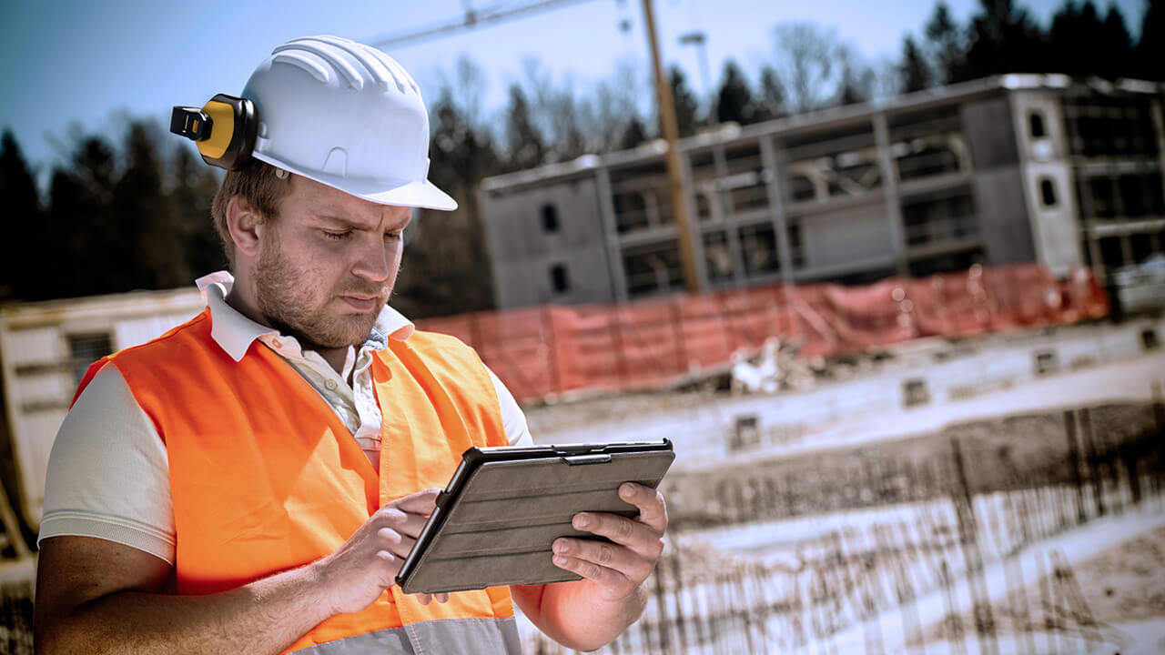 Golden-thread-construction-worker-on-site-tablet
